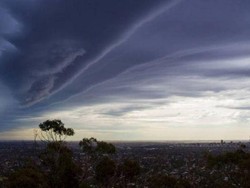 Badai Adelaide, Dua Pekerja Dibawa ke RS Akibat Tersambar Petir