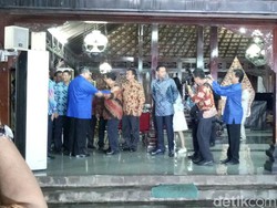 SBY-Agus Yudhoyono Cipika-cipiki dengan Prabowo