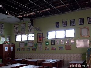 Siswa SD di Pasuruan Ini Selamat Saat Plafon Kelas Runtuh
