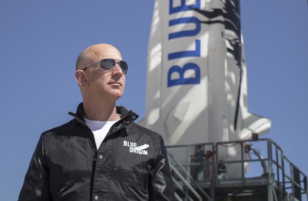Jeff Bezos sang pemilik Amazon kini adalah orang terkaya dunia, menjungkalkan Bill Gates yang biasanya langganan di posisi tersebut. Pria yang sekarang benar-benar pelontos ini harta terakhirnya di kisaran USD 103 miliar, semakin menjauhi para pesaingnya. Foto: istimewa