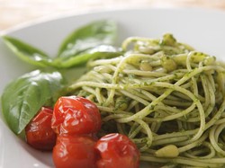 Pasta Bersaus Pesto Hijau yang Segar Bisa Dinikmati di Sini