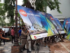 Satpol PP Bongkar Reklame Pembangunan Hotel di Jalan Tunjungan Satpol PP Bongkar Reklame Pembangunan Hotel di Jalan Tunjungan