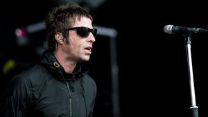 Santainya Liam Gallagher Layani Permintaan Tanda Tangan Fans di Jakarta