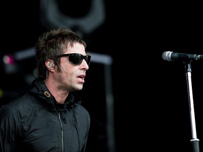Santainya Liam Gallagher Layani Permintaan Tanda Tangan Fans di Jakarta