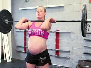 Foto Wanita Tangguh yang Berolahraga Ekstrem Meski Hamil