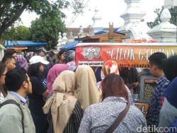 Cilok Gajahan Fenomenal Ini Ludes Dalam Waktu 3 Jam Saja!