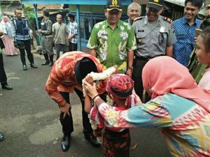 Bupati Irsyad dapat Kalungan Bunga dari Warok Cilik Bupati Irsyad dapat Kalungan Bunga dari Warok Cilik