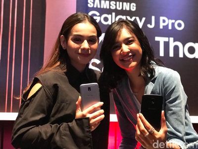Gaya Seleb Muda Menggenggam Duo Galaxy J Pro