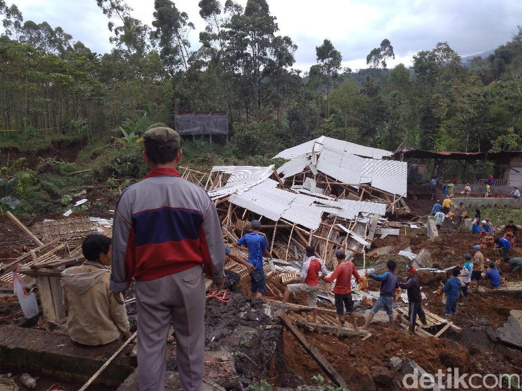 Tim Reaksi Cepat Waspadai Longsor di Garut Tim Reaksi Cepat Waspadai Longsor di Garut