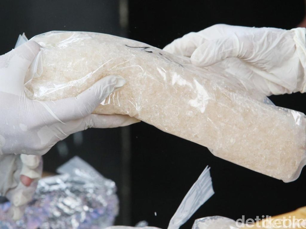 Polisi Tangkap Pengedar 1,5 Kg Sabu yang Dikendalikan dari Lapas di Medan Polisi Tangkap Pengedar 1,5 Kg Sabu yang Dikendalikan dari Lapas di Medan