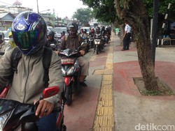 Pemotor yang Tetap Cuek Terobos Trotoar Kala Macet