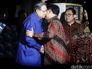 SBY-Prabowo Cipika-cipiki di Cikeas SBY-Prabowo Cipika-cipiki di Cikeas