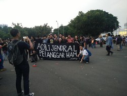 Aksi Kamisan ke-500, Ratusan Anak Muda Tagih Penuntasan Kasus HAM