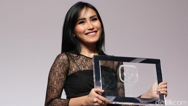 Ayu Ting Ting Girang Banget Bisa Kalahkan Madonna