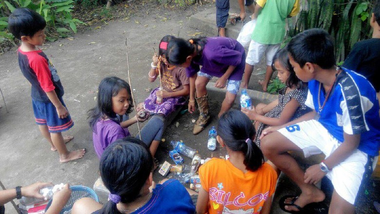 Foto: Anak-anak memasukkan sampah plastik ke dalam botol, yang nantinya mampu menjadi ecobricks (dok Josh Handani/Rumah Inspirasi Jogja) Foto: Anak-anak memasukkan sampah plastik ke dalam botol, yang nantinya mampu menjadi ecobricks (dok Josh Handani/Rumah Inspirasi Jogja)
