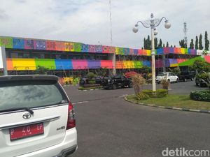 Pengecatan Kantor di Situbondo dengan Motif Batik Dibantu TNI-Polri Pengecatan Kantor di Situbondo dengan Motif Batik Dibantu TNI-Polri