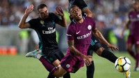 Gabriel Jesus begitu merepotkan pertahanan Real Madrid di laga ini. Dani Carvajal harus menjatuhkannya (Foto: REUTERS/Lucy Nicholson)