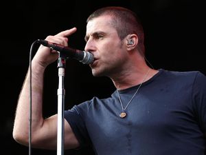 Aksi-aksi Tak Biasa yang Mewarnai Konser Liam Gallagher
