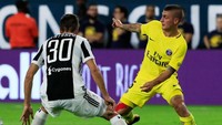 Gelandang PSG yang kabarnya sedang dilirik sejumlah klub top Eropa, Marco Verratti, tampil 45 menit di laga ini. Di sini ia tampak sedang menghadapi Rodrigo Bentancur, salah satu rekrutan baru Juventus (Foto: Cliff Hawkins/Getty Images)