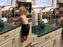 Kocak! Balita-balita Ini Terampil Mencuci Piring Seperti Orang Dewasa