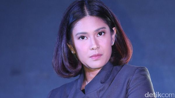 Dian Sastro, Tatapanmu Menghujam Hati
