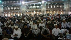 Foto: Massa Aksi 287 Salat Jumat di Masjid Istiqlal
