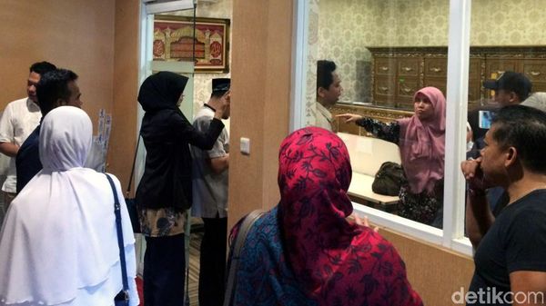 Jemaah First Travel Mengamuk