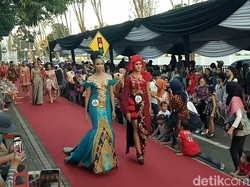 Banyuwangi Batik On Pedestrian Manfaatkan Trotoar Sebagai Catwalk