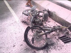 Tabrakan Akibat Lawan Arus di Kemayoran, Motor Terbakar