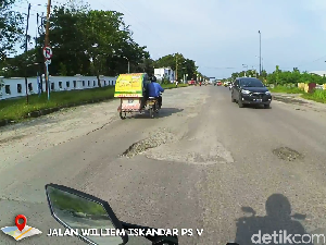Vlog Anak Medan ke Jokowi: Simpang Galau hingga Jalan Digigit Tomcat Vlog Anak Medan ke Jokowi: Simpang Galau hingga Jalan Digigit Tomcat