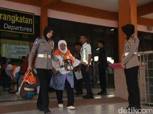 Polwan Berhijab Bantu Angkat Barang Bawaan Calon Jemaah Haji