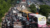 Ngeriiii! Macet Akibat Proyek Flyover Pancoran