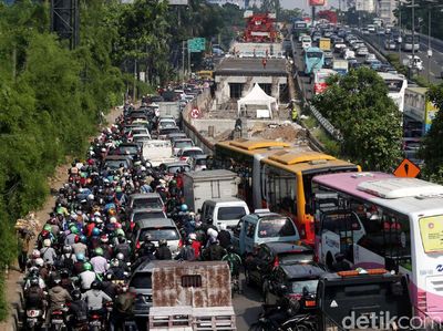 Ngeriiii! Macet Akibat Proyek Flyover Pancoran