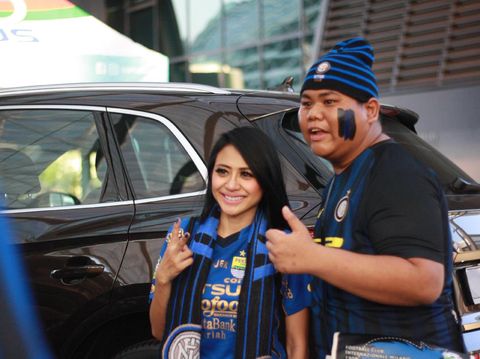 Bobotoh Cantik Ini Kenakan Jersey Persib Saat Tonton Inter Lawan Bayern