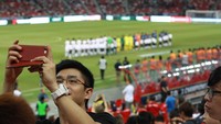 Andai ingin angle berbeda, selfie bisa dilakukan di dalam stadion. Latar belakangnya para pemain bergaji wow. (Femidiah/detikSport)