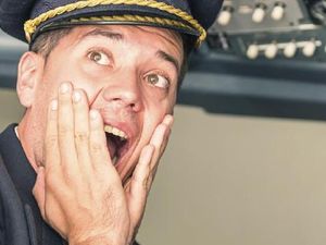 Kisah Pilot Buka Baju Sepanjang Penerbangan, Ngapain Sih?
