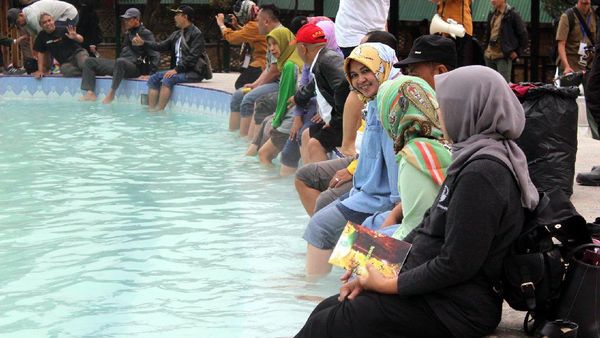 Foto: Akhir Pekan, Rileks Dulu di Pemandian Air Panas Garut