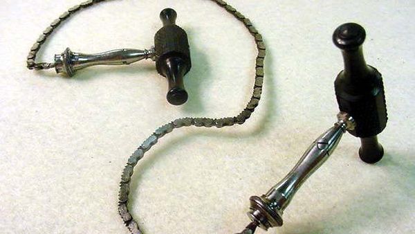 6 Peralatan Medis Zaman Dulu yang Bikin Merinding