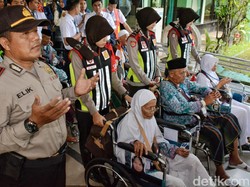 Saat Polisi Mengayomi Calon Jemaah Haji di Asrama Haji Sukolilo