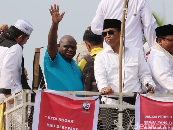 Komisioner Komnas HAM Natalius Pigai Temui Massa Aksi 287