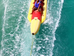Menikmati Banana Boat Pulau Tidung