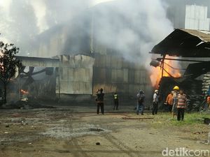 5 Jam Terbakar, Api di Pabrik Karbon Belum Bisa Dipadamkan