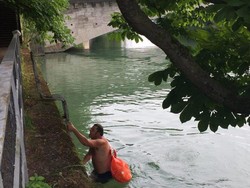 Pria Ini Berenang ke Kantor Setiap Hari Demi Menghindari Kemacetan