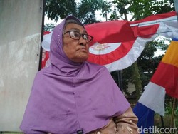 Kisah Pasutri Lansia Penjual Bendera Merah Putih di Surapati Bandung