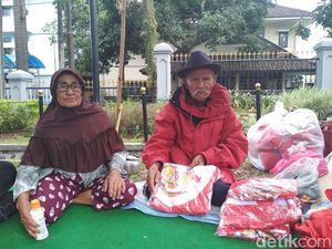 Bupati Purwakarta Borong Bendera yang Dijual Pasutri Lansia di Bandung Bupati Purwakarta Borong Bendera yang Dijual Pasutri Lansia di Bandung