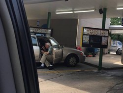 Foto Viral Kakek Suapi Istri Es Krim Ini Bikin Hati Meleleh