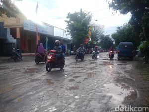 Jalan Berlumpur di Kawasan Proyek Tol Kertosono-Ngawi-Solo Dikeluhkan