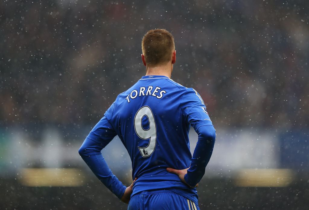 LONDON, ENGLAND - JANUARY 20:  Fernando Torres of Chelsea looks through the snow during the Barclays Premier League match between Chelsea and Arsenal at Stamford Bridge on January 20, 2013 in London, England.  (Photo by Clive Rose/Getty Images)