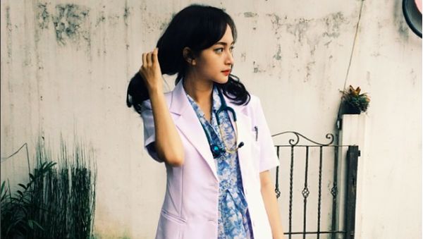 Kalau Dokternya Secantik Ini, Yakin Ingin Cepat Sembuh?