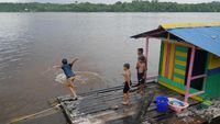 Foto: Keceriaan Anak-anak di Tepi Sungai Kapuas